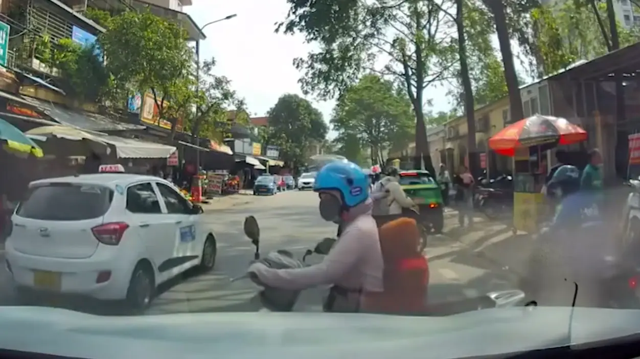 Nghệ An: Tài xế không nhường đường gây bức xúc